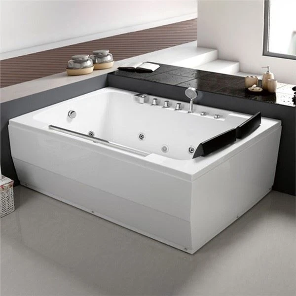 Freistehende Wanne mit Deckhalterung